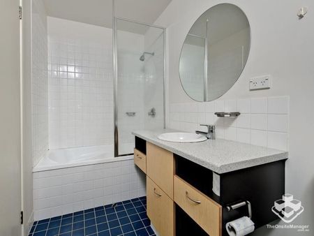 Urban Loft Living in the Heart of Teneriffe - Photo 3