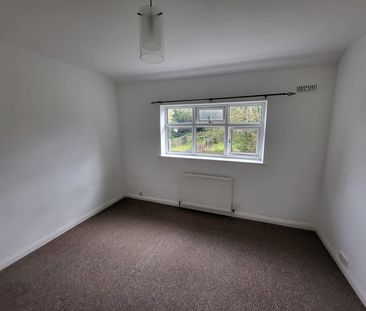 Large 3 Bed Property - Photo 4