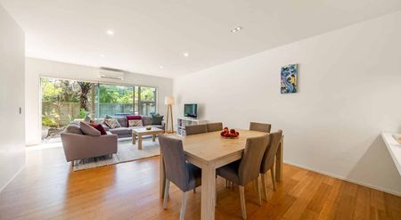 Modern family retreat in Karori - Photo 5