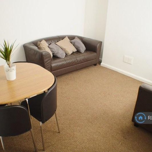 4 bedroom semi-detached house to rent - Photo 1