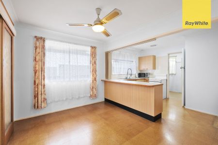 FAMILY HOME IN PRIME LOCATION! - Photo 3