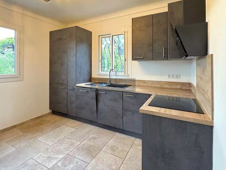 Location Maison 5 pièces 120 m2 à Fréjus - Photo 2