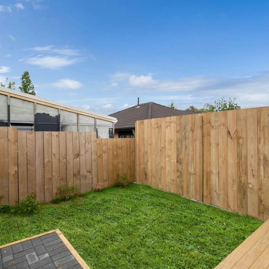 Prime Green Bay Location – 2-Bedroom Townhouse with Special Offer - Photo 1