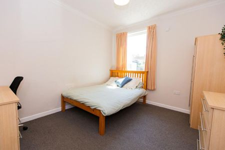 3 bedroom flat to rent - Photo 3