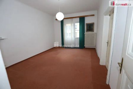 Prostorný slunný byt 4+1 ve třetím patře secesní cihlové budovy v centru Karlových Varů - Photo 5