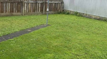 LARGE 4 BEDROOM, 1 BATHROOM FAMILY HOME - Photo 3