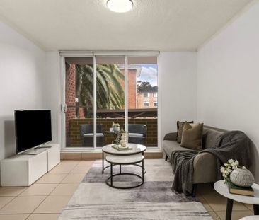 Beautifully Updated Apartment in a Quiet Boutique Block - Photo 1