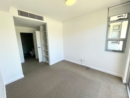 Luxury Lakeside Apartment - Photo 4