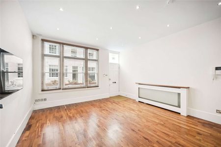 A beautifully presented three bedroom mews house located in the heart of South Kensington also benefiting from a private garage. - Photo 2