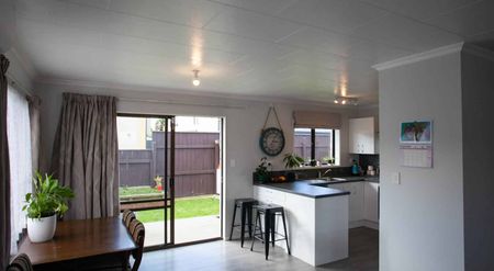 Tidy Home Close to Town - Photo 2