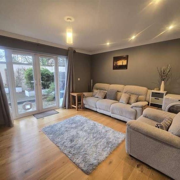 Pembroke Mews, GU14 - Photo 1