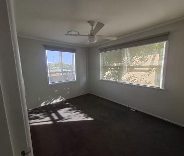 Spacious Family Living in Prime Opaheke - Photo 5