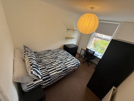 8 Bed Terraced House, Greenbank Road, L18 - Photo 3