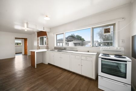 This spacious four-bedroom, single-bathroom home on Wall Street offers modern comfort and unbeatable convenience. - Photo 3