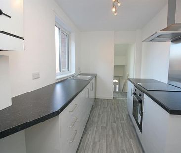 3 bedroom flat to rent - Photo 4