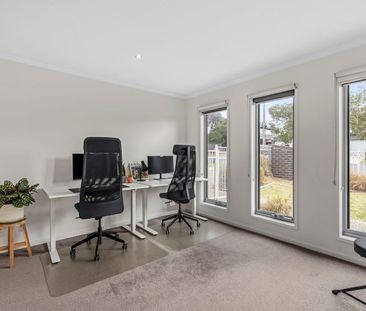 Terrific Townhouse in Central Torquay - Photo 2