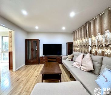 Spacious 5-Bedroom Family Home in a Peaceful Location - Photo 1