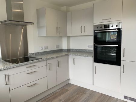 3 bedroom House To Let - Photo 2
