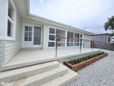 Stunning Newly Renovated Family Home - Walk to the Beach - Photo 5