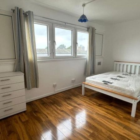 Room in a Shared Flat, Hersham Close, SW15 - Photo 3