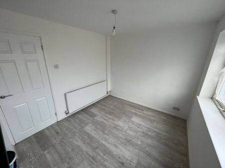 3 bed Semi-Detached - To Let - Photo 4