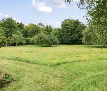 A charming thatched barn conversion in Wherwell. - Photo 5