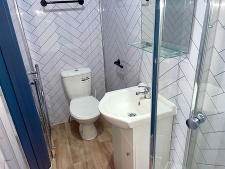 1 bedroom in a house share to rent - Photo 2