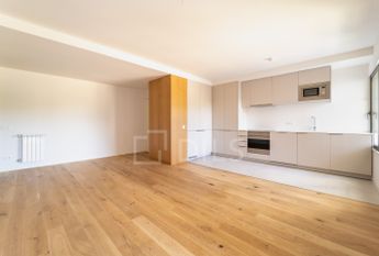 Apartamento T2 no Porto com varanda, garagem e arrumos