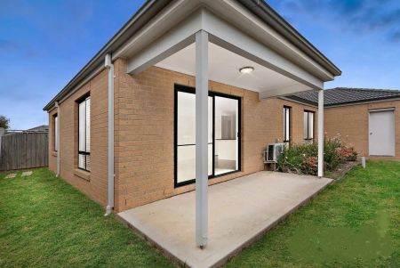 “Stylish and Modern Easy Living in a Prime Location in Truganina!” - Photo 2