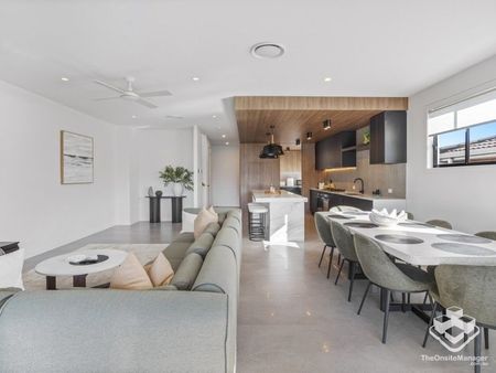 Stunning, Fully Furnished, Ready to move in, short term leases available. - Photo 3