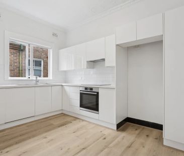 Renovated Beach Front One Bedroom Apartment with study/2nd bedroom - Photo 2