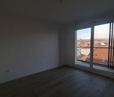 location Appartement T2 DE 48.89m² À GROSLAY - Photo 2