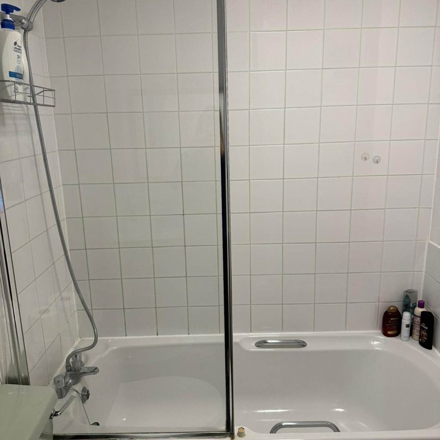 Room 1, 25 Springfield Road, Guildford, Surrey GU1 4DW - Photo 1