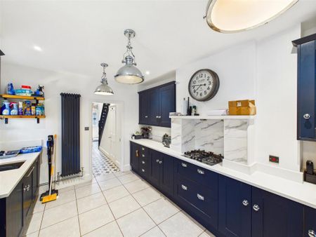3 bedroom semi-detached house to rent - Photo 5