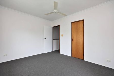 Townhouse - Storage Room - Carport - Pool - Close to Shops - Photo 2