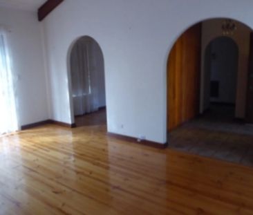 Lovely three bedroom home in the heart of West Lakes Shore - Photo 2