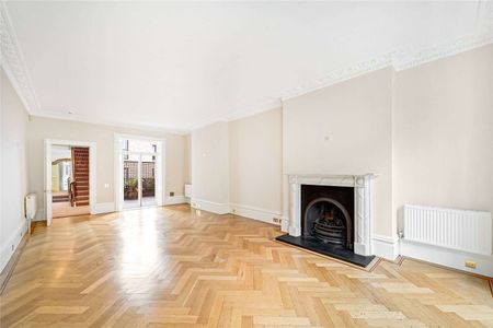 Beautifully presented Belgravia townhouse offering 3,493 sq ft (324 sq m) of six bedroom family accommodation with a roof terrace, balcony and off-street parking. - Photo 4