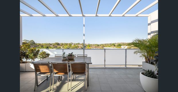 Sunlit Top-Floor Apartment with Coastal Views & City Convenience - Photo 1