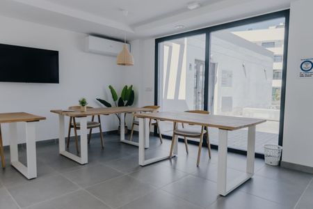 Middle Floor Apartment in Estepona - Photo 2