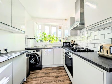 3 Bed Flat, Allenswood, SW19 - Photo 2