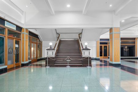 Spacious and Light Filled in the Historic George Court. - Photo 2