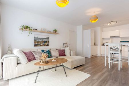 Excellent executive apartment superbly positioned to make the most of what Farnham has to offer. - Photo 5