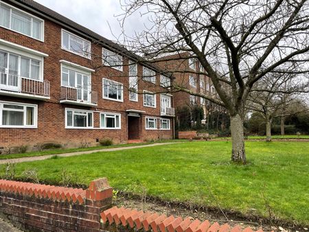 2 Bed Maisonette, Radcliffe Square, SW15 - Photo 3