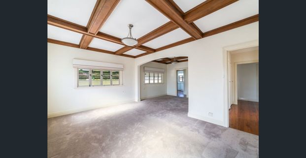 Charming Cottage in Sought-After Morningside Pocket! - Photo 1