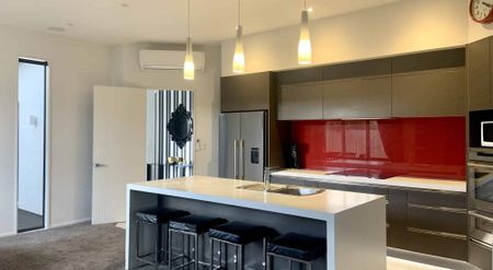 Immaculate Fully Furnished Spacious Modern Family Home! - Photo 5