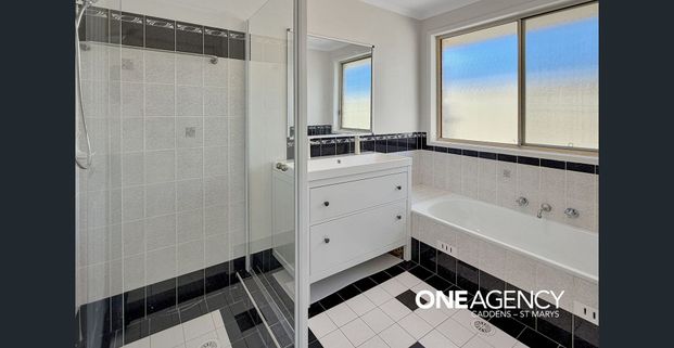 LARGE 4 BEDROOM FAMILY HOME WITH DUCTED AIR CONDITIONING!!! - Photo 1