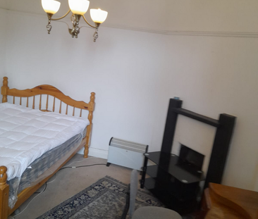 1 bedroom in a flat share to rent - Photo 6
