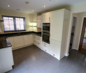 4 bedroom semi-detached house to rent - Photo 6