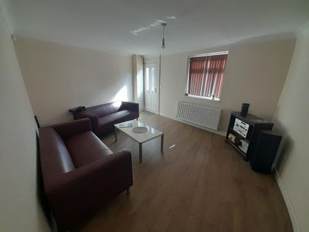 1 bedroom in a house share to rent - Photo 2