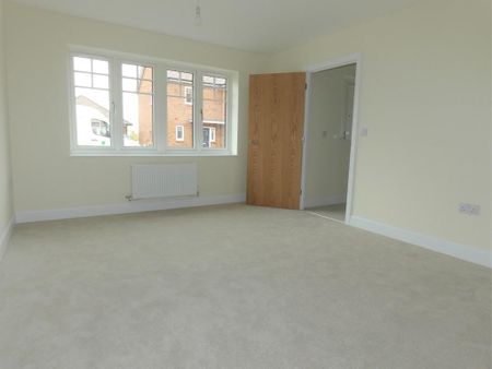 4 bedroom detached house to rent - Photo 5